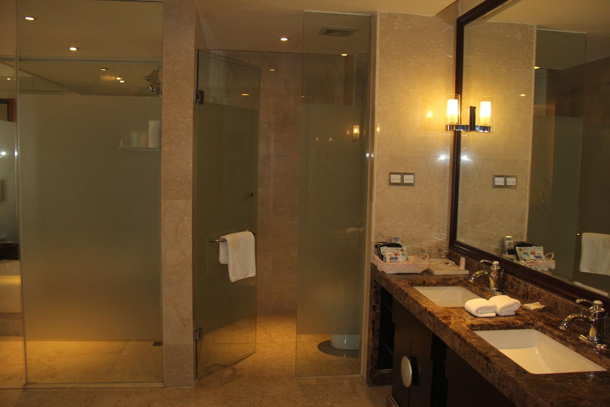 Weifang Ramada Plaza Hotel Экстерьер фото